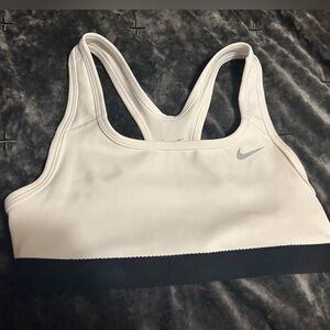 NWOT WHITE Nike sports bra 
Girls M
